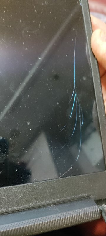 розбитий екран на Asus VivoBook M7600
