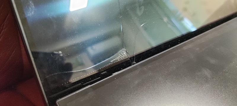 тріщина на матриці Asus Duo OLED