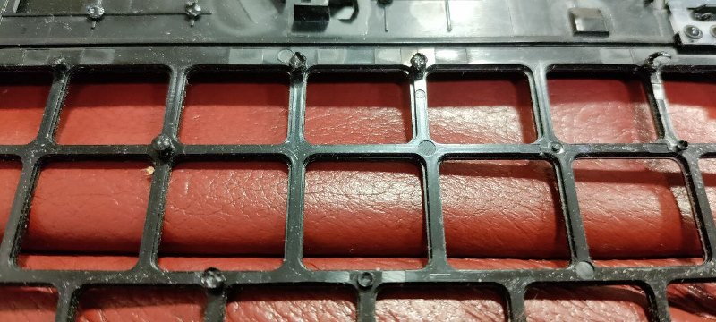 недосвідчені руки можуть легко знести ці маленькі пластикові кріплення, припаювати клавіатуру після такого буде вкрай важко кріпильні точки на топкейсі HP Omen
