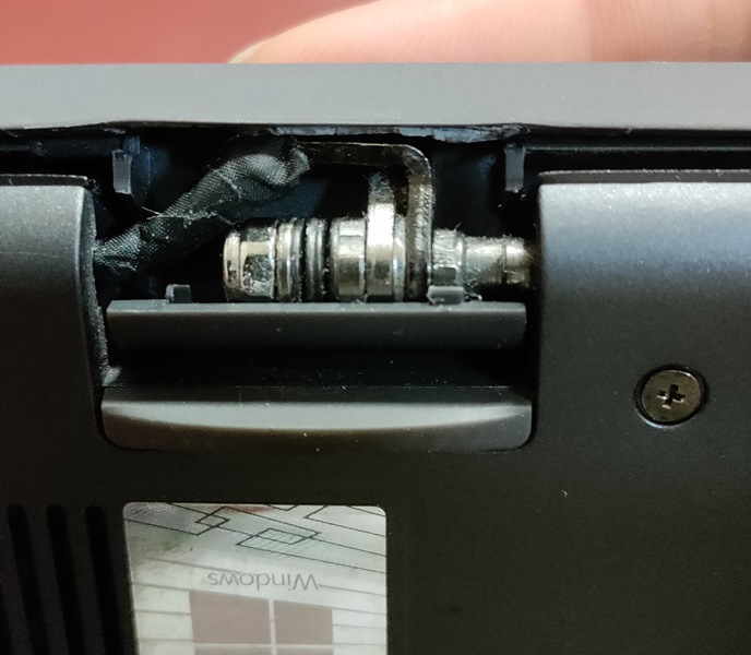 заглушки на петлі Dell Vostro 14 p130g