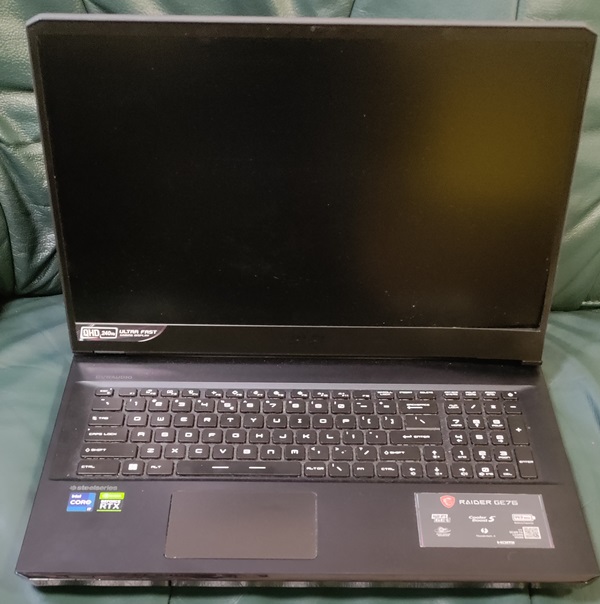 пошкоджений корпус MSI GE76