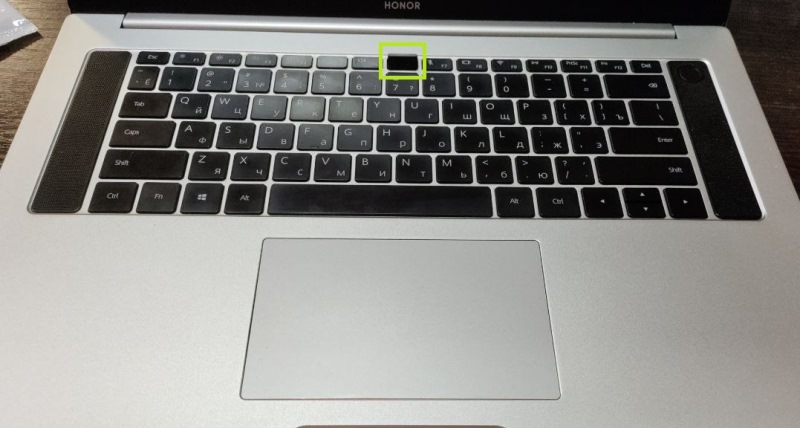 розташування вебкамери на Honor MagicBook Pro 16