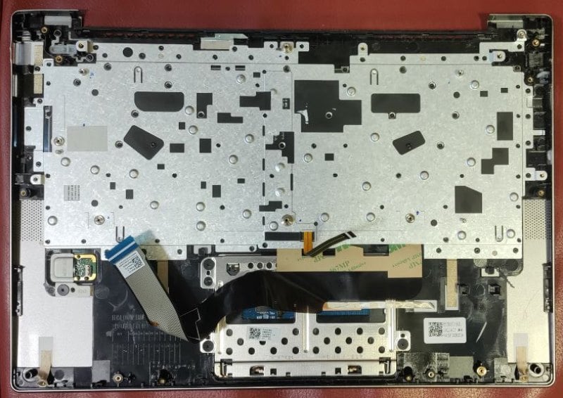 металева пластина у топкейсі Lenovo S540-14