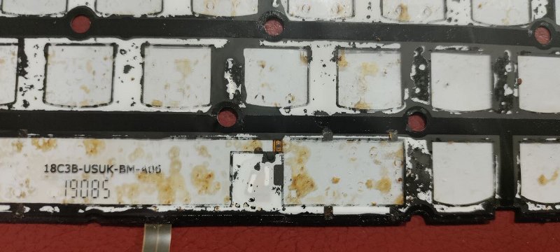 сліди кави на підсвітці клавіатури