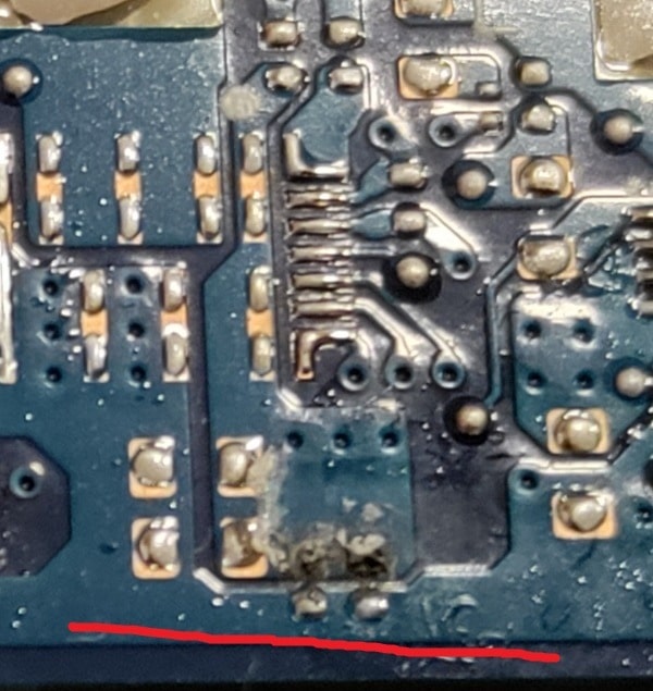 пошкоджений залиттям контакти HP 465 G11