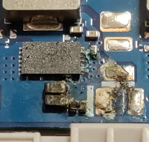 окиси біля елементів материнської плати HP 465 G11