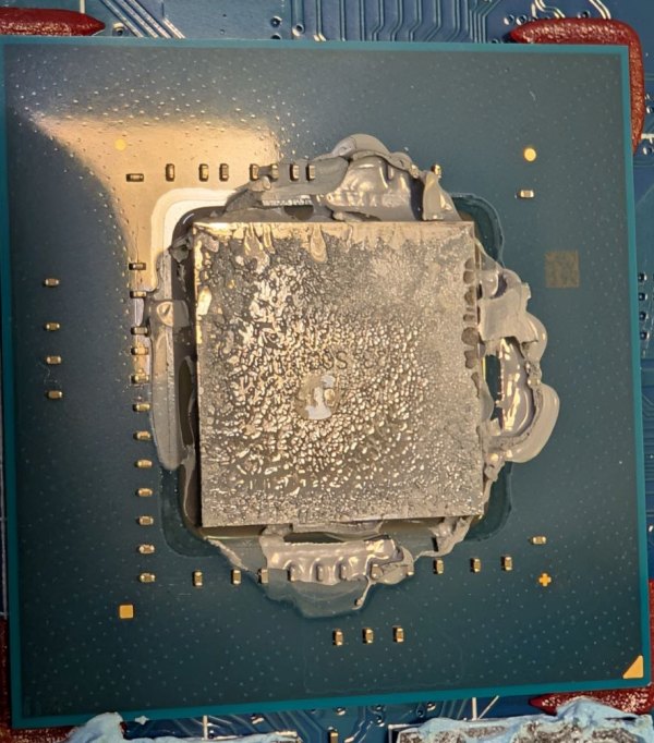 термопаста на кристалі відеочіпа ноутбука ASUS ROG Strix G16 G614J