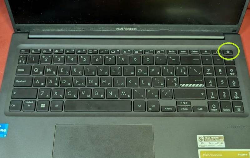 на ноутбуці Asus VivoBook 16 X1605ZA кнопка увімкнення інтегрована в клавіатуру, це створює незручності, якщо саме вона виходить з ладу будова клавіатури на ноутбуці Asus VivoBook 16 X1605ZA