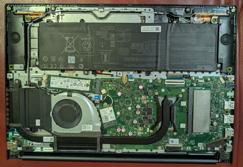 демонтували нижній корпус з ноутбука Asus VivoBook 16 X1605ZA Asus VivoBook 16 X1605ZA без нижнього корпусу