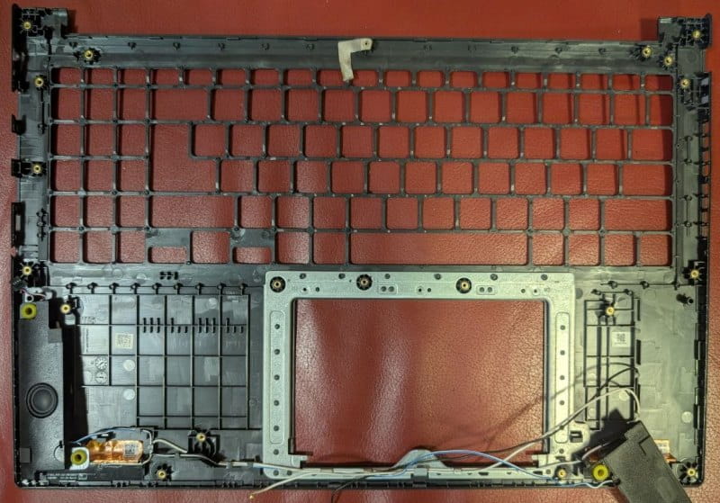 з топкейсу зняли все, щоб почати установку нової клавіатури топкейс Asus VivoBook 16X підготували до монтажу нової клавіатури