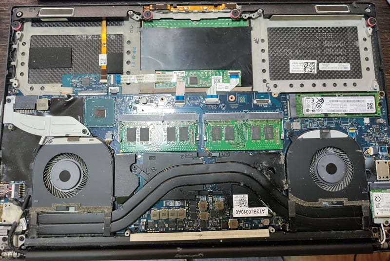 ноутбук Dell XPS 9570 без сервісної кришки