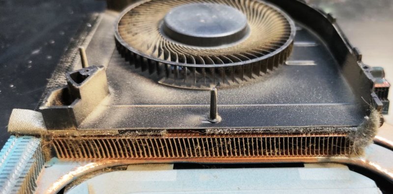 пил всередині корпусу вентилятора Lenovo