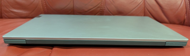 вигляд на корпус кришки екрану ззаду після ремонту корпус Lenovo Ideapad 5 15ALC05