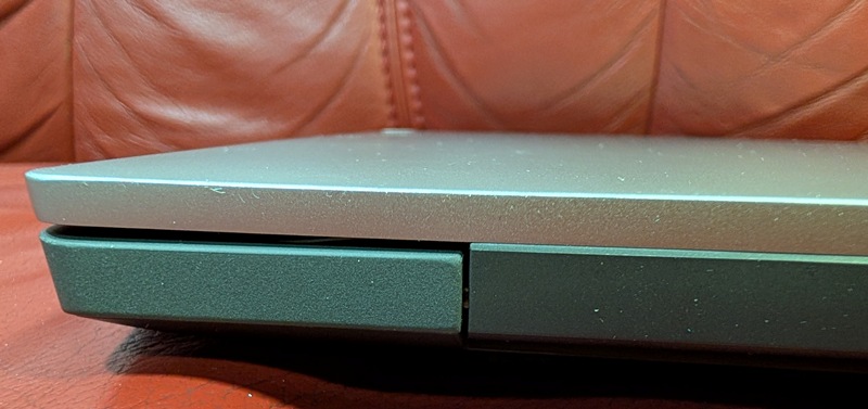 вигляд ближче на петлю після ремонту вигляд на петлю Lenovo IdeaPad 5 після ремонту