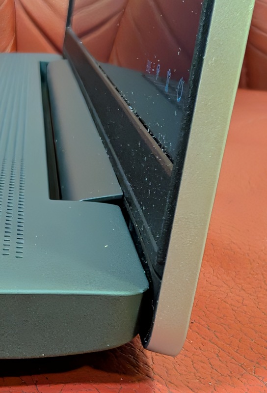 ми сфотографували ще у відкритому вигляді цей Lenovo - рамка ніде не відходить, петля міцно триматься у корпусі відкритий ноутбук Lenovo Ideapad 5 15ALC05